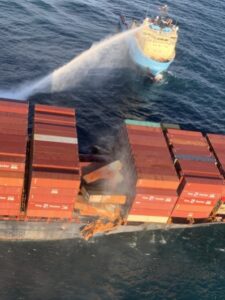 intervento dei pompieri per lo spegnimento dei container andati a fuoco – courtesy canadian coast guard